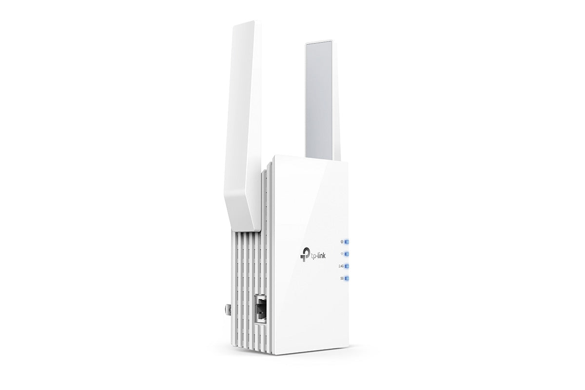 Advertentiefoto van een TP-Link RE505X, een witte, rechthoekige wifi range extender met antennes aan de zijkanten en een subtiel TP-Link-logo aan de voorkant. Het apparaat is tegen een witte achtergrond geplaatst, wat de moderne technologie en eenvoudige integratie in elk interieur benadrukt.