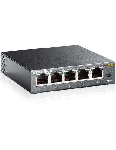 De TP-Link TL-SG105E, een compacte, metalen netwerk switch met 5 Gigabit Ethernet-poorten en statuslampjes aan de voorkant, staat tegen een witte achtergrond. Dit apparaat biedt eenvoudige netwerkbeheerfuncties en is ideaal voor kleine kantoren en thuisnetwerken.