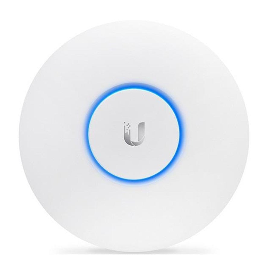 Advertentiefoto van een Ubiquiti UniFi U6 Enterprise, een wit, rond access point met een subtiele LED-lamp aan de voorzijde. Het apparaat staat op een witte achtergrond, waardoor de innovatieve technologie en het elegante design opvallen