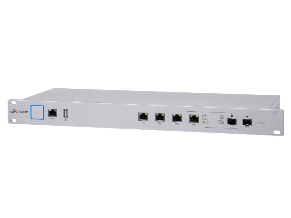 Advertentiefoto van een Ubiquiti USG Pro 4 Gateway Router, een zilverkleurige, rechthoekige netwerkrouter met meerdere Ethernet-poorten en indicatorlampjes aan de voorkant. Het apparaat staat tegen een witte achtergrond, wat de robuuste en professionele uitstraling benadrukt.