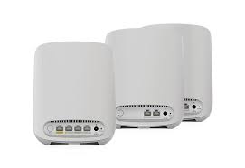 Foto van Netgear Orbi RBK353. Kleur wit. 3 stuks. 1 router met 2 uitbreiding satellieten. Achter aanzicht.