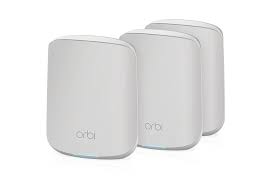 Foto van Netgear Orbi RBK353. Kleur wit. 3 stuks. 1 router met 2 uitbreiding satellieten. Vooraanzicht.