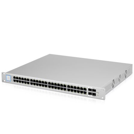 De Ubiquiti UniFi US-48-750W PoE+ Switch, een zilverkleurige, rechthoekige netwerk switch met 48 Ethernet-poorten, statuslampjes en ventilatieopeningen aan de voorkant, staat tegen een witte achtergrond. Dit krachtige apparaat biedt uitgebreide PoE+ ondersteuning en is ideaal voor grote, professionele netwerkinstallaties.
