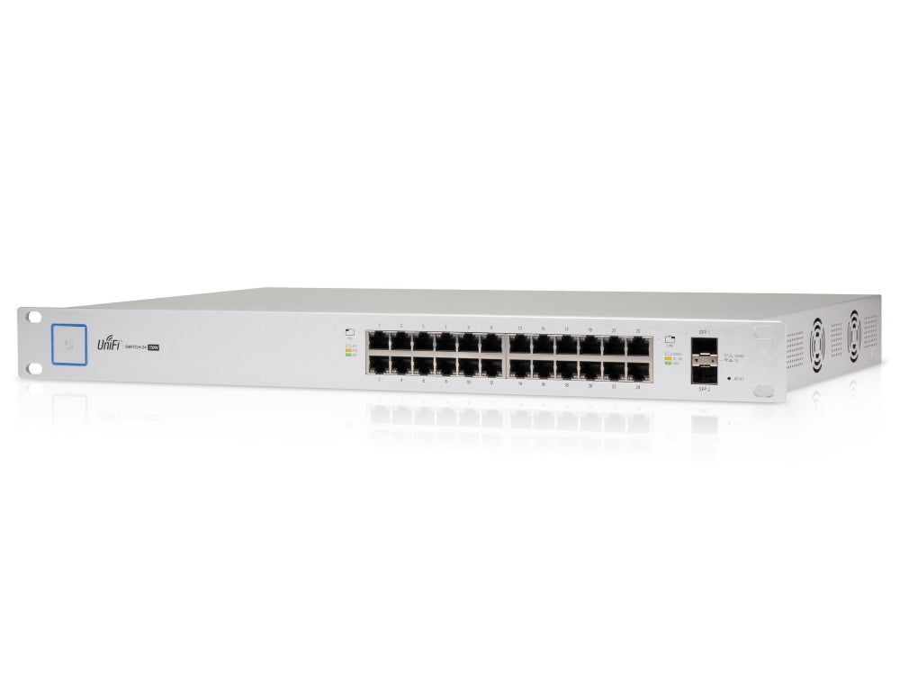 Advertentiefoto van een Ubiquiti UniFi US-24-500W PoE Switch, een zilverkleurige, rechthoekige netwerk switch met 24 Ethernet-poorten aan de voorkant. Het apparaat heeft een robuust ontwerp en staat tegen een witte achtergrond, wat de professionele en krachtige functionaliteit benadrukt