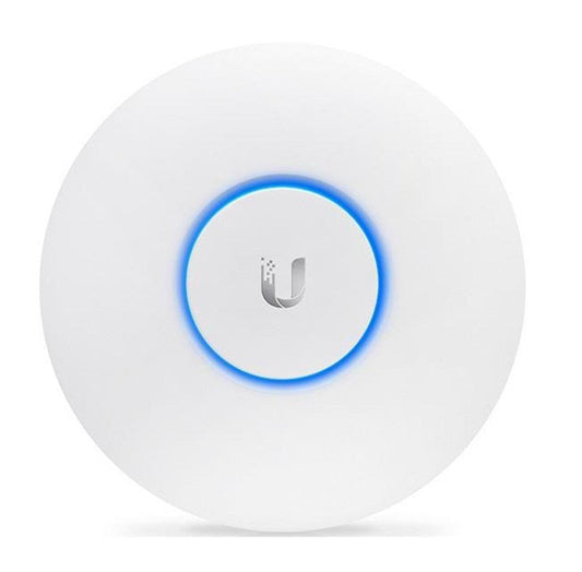 Advertentiefoto van een Ubiquiti UniFi U6 Pro, een wit access point met een opvallende blauwe LED-ring in het midden. Het apparaat is geplaatst tegen een witte achtergrond, wat de strakke en moderne uitstraling benadrukt.