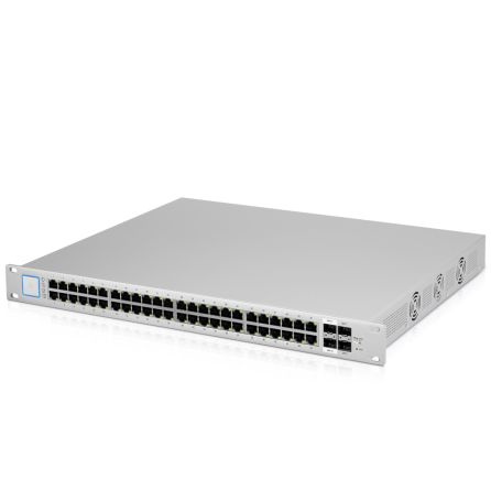 Advertentiefoto van een Ubiquiti UniFi US-48-500W PoE+ Switch, een zilverkleurige, rechthoekige netwerk switch met 48 Ethernet-poorten aan de voorkant. Het apparaat staat tegen een witte achtergrond, wat de professionele uitstraling en krachtige prestaties benadrukt.