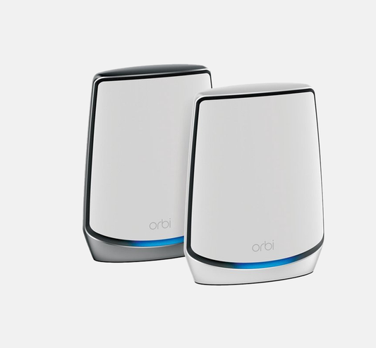 Set van 2 wifi-versterkers van het merk Netgear, model Orbi RBK852. Wit model met blauw knipperend LED lampje. 