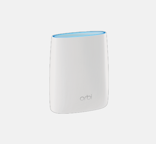Wifi versterker van het merk Netgear, model Orbi RBR50. Wit gekleurd met boven een blauw LED lampje. Logo van Orbi op de voorkant gedrukt.